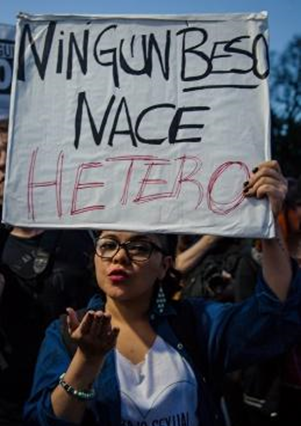 "Ningún beso nace hetero”