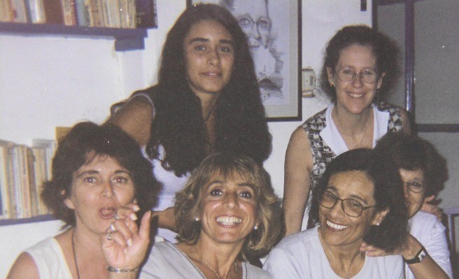 Grupo
Sin Moldes en una reunión del año 1995. Luciana Ruiz y Guillermina Berkunsky (arriba) Liliana Gianetassio,
Patricia Londeix, Aurelia Pereyra y Analía Miron (abajo).